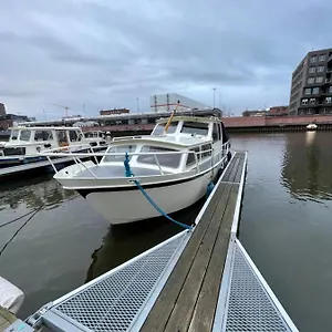 Suesses Motorboot - Ueberseestadt , BRE Deutschland